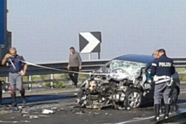 Incidente sulla SS16, due morti e tre feriti