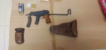 In auto con una pistola mitragliatrice: quattro arresti dei carabinieri