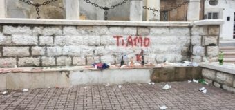 Rifiuti abbandonati e cestini divelti, ancora vandali in p.zza Siniscalco Ceci