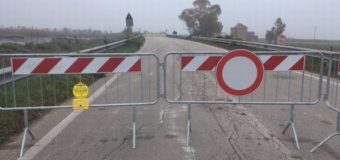 Ponte a rischio crollo sulla Manfredonia-Zapponeta, strada chiusa e primi disagi