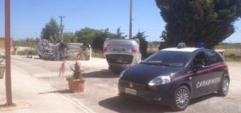 Cerignola, panico in una villa:uomo fa irruzione con un muletto e ribalta 2 auto